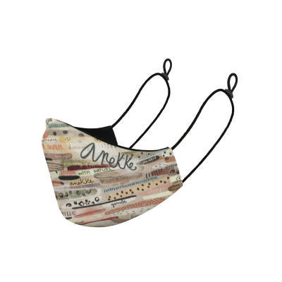Máscara facial colorida com padrão abstracto e texto 'Anekke'