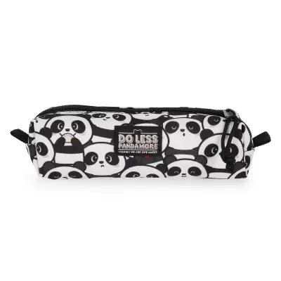 Estojo escolar com padrão de pandas preto e branco com etiqueta frontal e fecho de correr preto