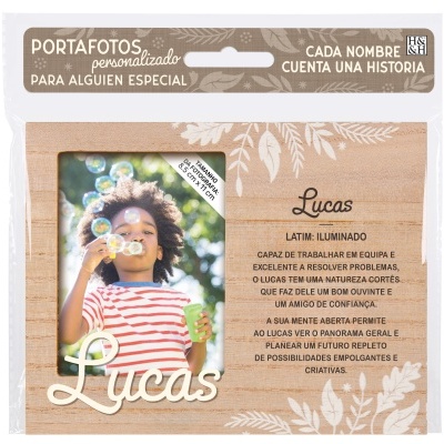Moldura fotográfica personalizada Lucas em madeira clara com padrão de folhas brancas e fotografia de criança a brincar com bolhas
