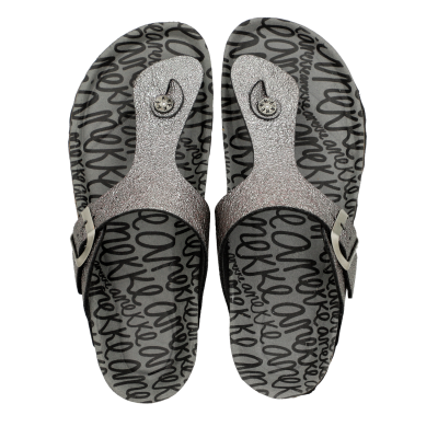 Sandálias prateadas com padrão de texto preto e cinzento na sola