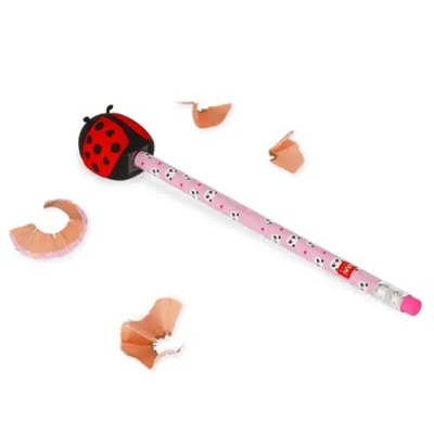 Lápis cor-de-rosa com padrão de pandas e apontador de joaninha com aparas em fundo branco