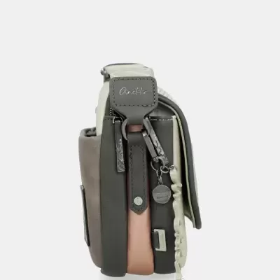 Bolsa Anekke vista de lado com texturas em diferentes tons e fechos metálicos
