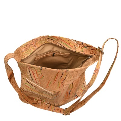 Mala de ombro em cortiça natural com padrão abstrato e fecho de correr aberto mostrando interior.