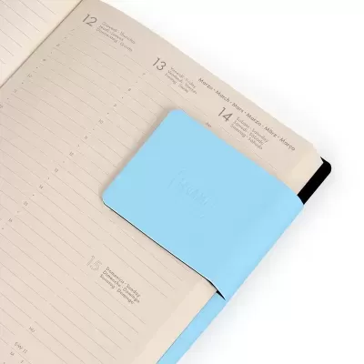 Marcador azul claro numa agenda aberta