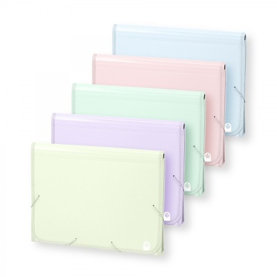 Pastas elásticas coloridas em tons pastel organizadas em fila sobre fundo branco