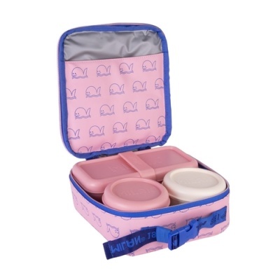 Lancheira infantil cor-de-rosa com padrão de baleias azuis e recipientes interiores