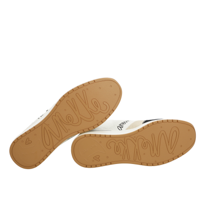 Sapatilhas com sola de borracha castanha e texto 'Anekke' nas solas