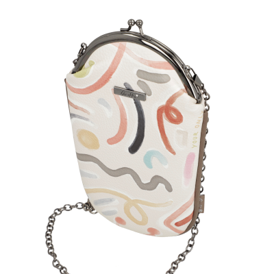 Mala pequena branca com padrão abstrato colorido e corrente prateada