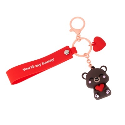 Porta-chaves com fita vermelha, urso preto e coração vermelho