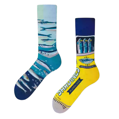 Meias coloridas com design de sardinhas e texto