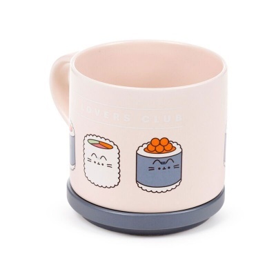 Caneca rosa clara com desenhos de sushi e rostos de gato na lateral