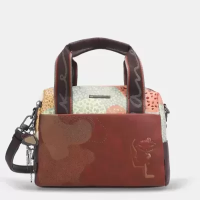 Bolsa de mão colorida com padrão abstrato e pele castanha