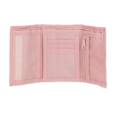 Carteira rosa de tecido aberta com compartimentos para cartões e bolso com zíper