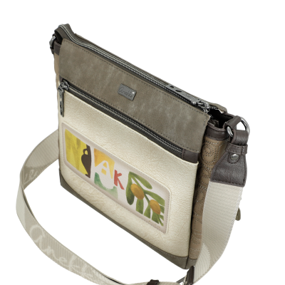 Mala tiracolo em tons castanhos e bege com bolso frontal estampado e correia ajustável