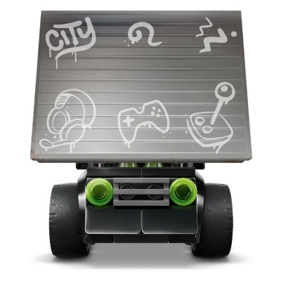 Veículo de brinquedo LEGO preto com decoração branca e rodas largas