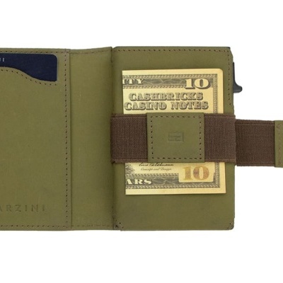 Carteira verde com fecho e elástico castanho a segurar notas falsas