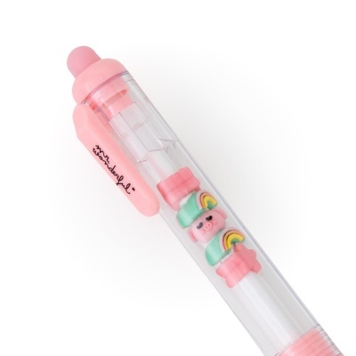 Caneta esferográfica transparente com ursinho e arco-íris decorativos em tons pastel e detalhes cor-de-rosa.