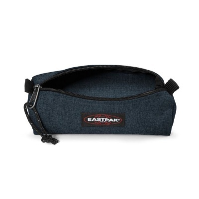 Estojo azul escuro fabricado em tecido com etiqueta EASTPAK e zipper preto aberto