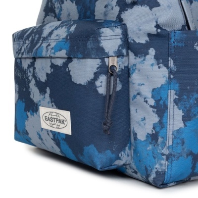 Mochila azul e cinzenta com bolso frontal e logo EASTPAK