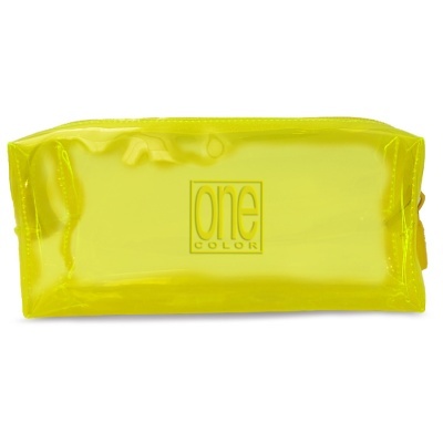 Bolsa estojo plástica amarela translúcida com fecho e inscrição 'one COLOR'