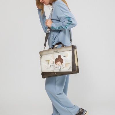 Mulher com fato de treino azul claro e mala Anekke com ilustração e texto