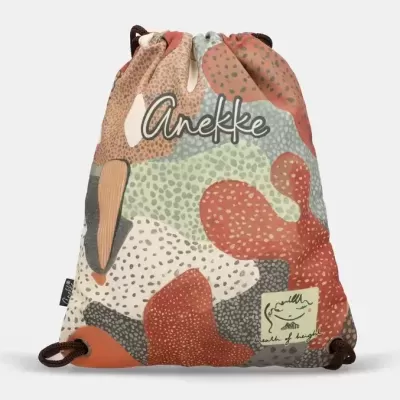 Mochila tipo saco com padrão colorido e cordões castanhos sobre fundo branco