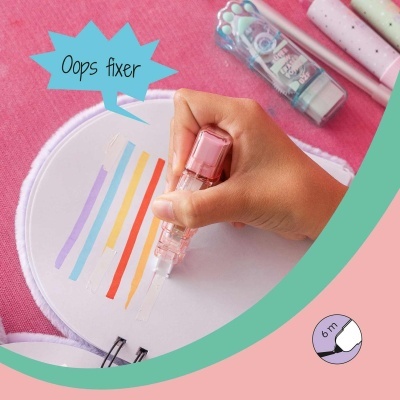 Corretor líquido em caneta rosa a corrigir linhas coloridas em caderno branco