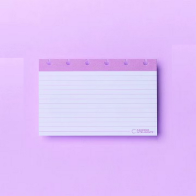 Cartão de notas branco com linhas azuis e margem superior lilás perfurada