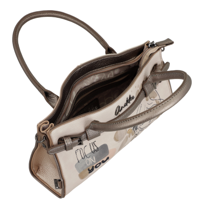 Mala de mão feminina bege e castanha com texto e padrão abstrato