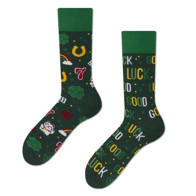 Par de meias verdes com símbolos de sorte e texto GOOD LUCK