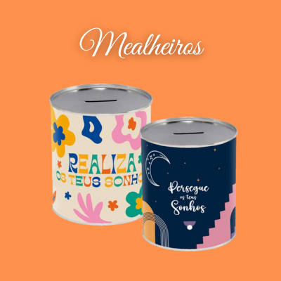 Dois mealheiros coloridos com frases em português sobre fundo laranja