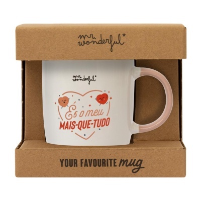 Caneca branca com asa rosa e texto dentro de caixa de cartão