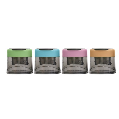 Quatro apontadores de lápis com tampas coloridas e base transparente