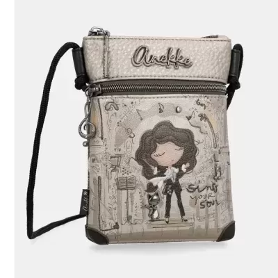 Bolsa pequena cinza claro com desenho animado e texto SING YOUR SOUL