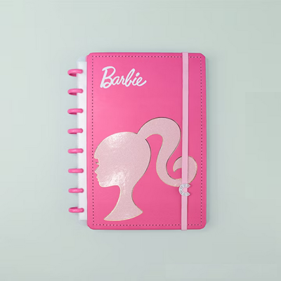 Caderno rosa com rosto de Barbie em relevo e elástico