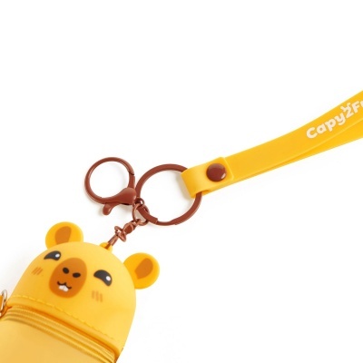 Porta-chaves amarelo em forma de ursinho com pulseira amarela e texto Capy2Fo