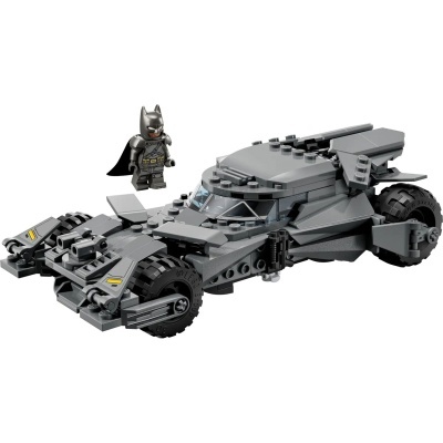 Set Lego com veículo cinza e figura Batman