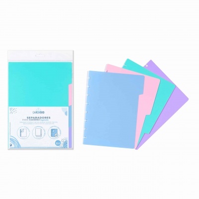 Separadores de caderno em plástico coloridos em embalagem e fora dela.