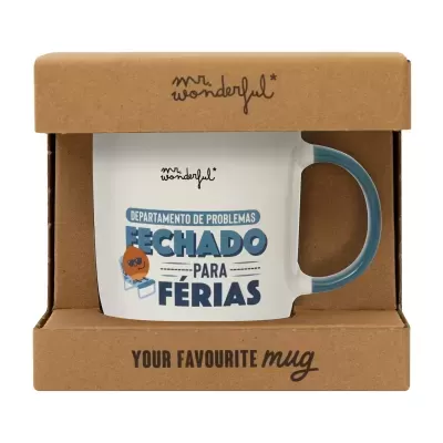 Caneca branca com texto em azul e preto na caixa de cartão