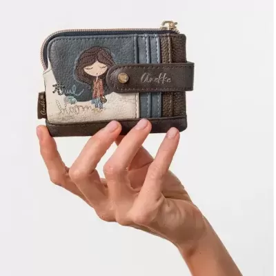 Carteira feminina em couro multicolor com ilustração e texto decorativo Anekke