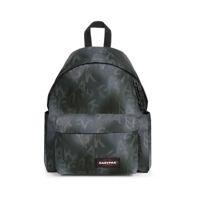 Mochila preta EASTPAK com padrão de letras cinzentas e bolso frontal com etiqueta EASTPAK