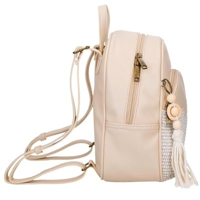 Mochila bege com bolsos e tassel decorativo, vista lateral