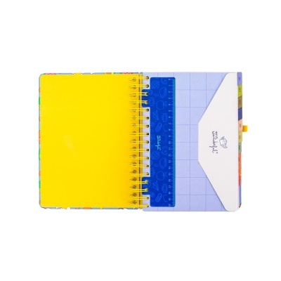 Agenda de argolas com capa colorida e folha amarela aberta com régua azul e envelope branco interno