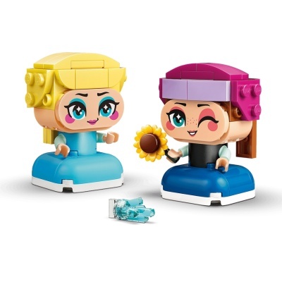 Duas mini figuras de construção coloridas com acessórios, sobre fundo branco.