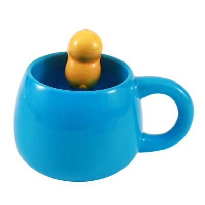 Caneca azul com figura amarela no interior