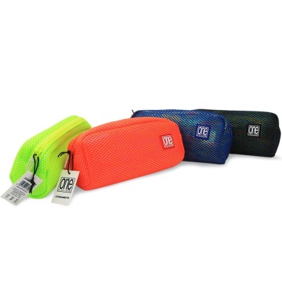 Quatro necessaires em cores verde fluorescente, laranja, azul e preta com padrão de malha e etiquetas