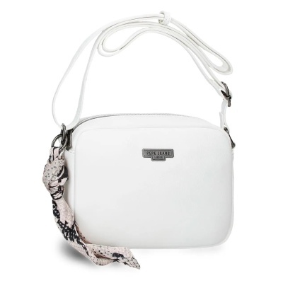 Mala branca com alça e lenço estampado amarrado