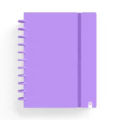 Caderno lilás com anéis plásticos e fecho elástico
