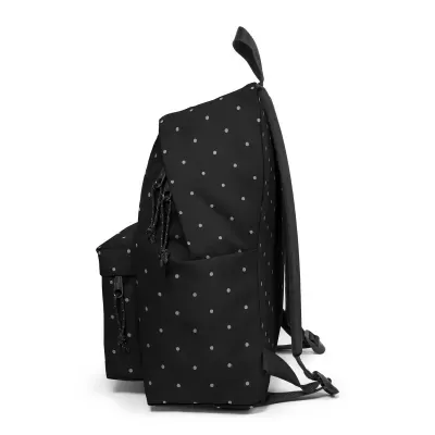 Mochila preta com bolinhas cinzentas e bolso frontal