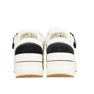Tênis brancos com detalhes em preto e bege, etiqueta people ON the MOVE